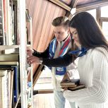 Волонтеры «Единой России» востока Москвы передали книги в читальню парка культуры и отдыха «Перовский»