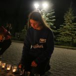 В Саратовском Парке Победы зажгли «Огненную картину войны» — из 10 тысяч свечей
