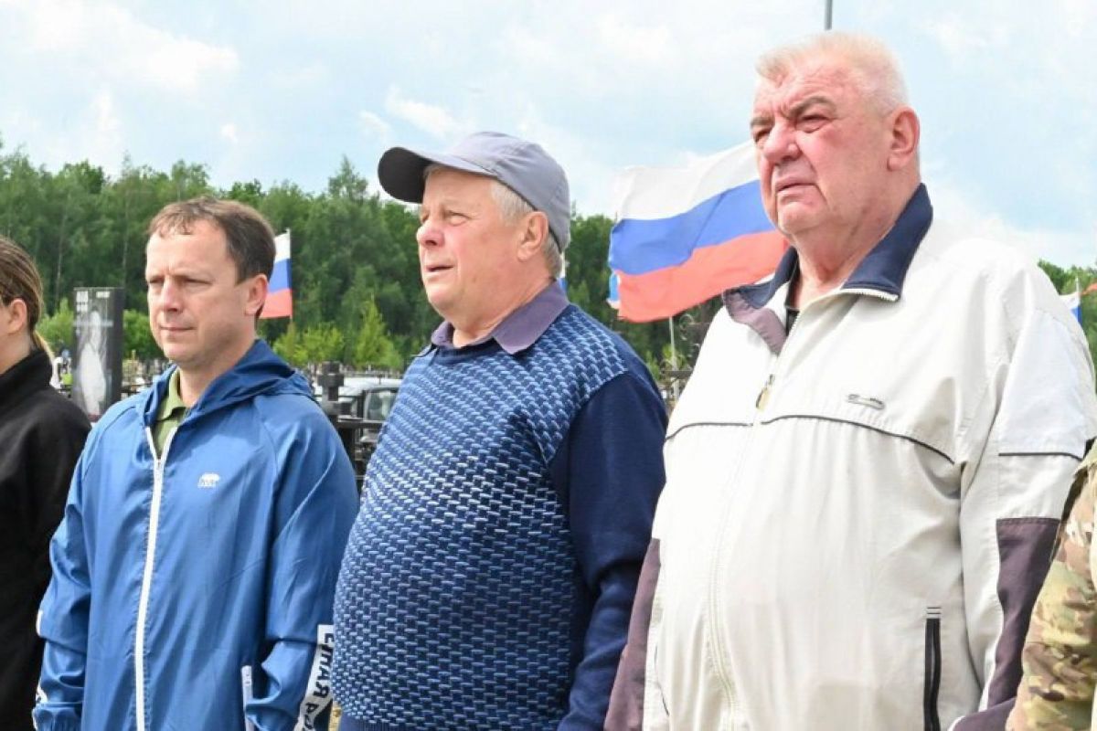 Активисты «Единой России» провели субботник на Аллее Славы в Ельце