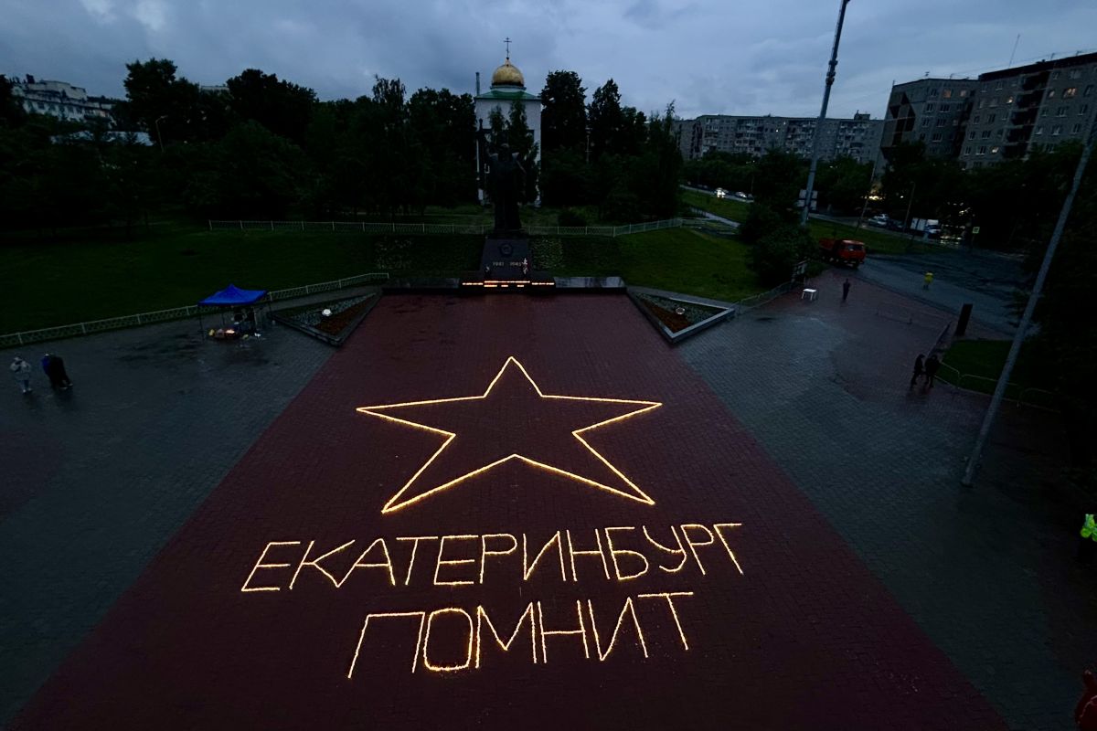 В Екатеринбурге прошла акция «Огненные картины войны»
