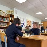Единороссы организовали шахматный турнир для юных жителей Калининского района