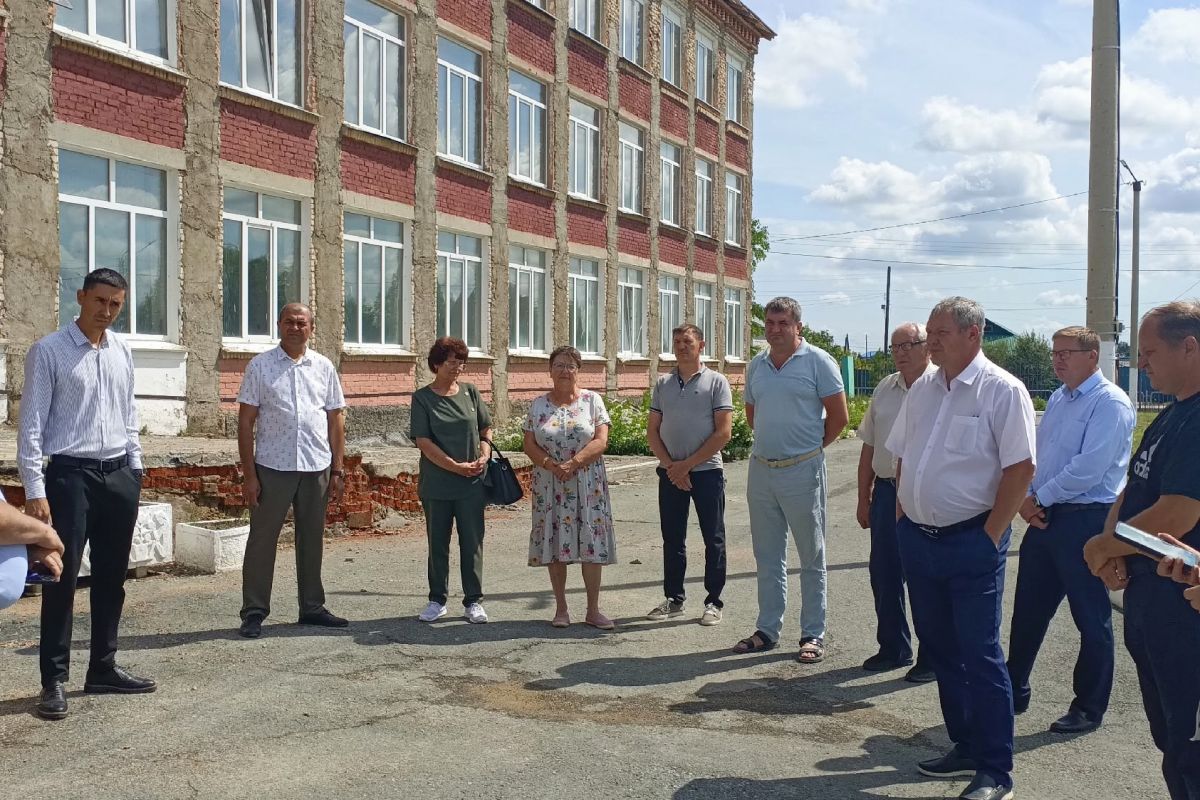 В Варненском районе успешно реализуется партийный проект «Новая школа». В настоящее время осуществляется масштабный капитальный ремонт МОУ СОШ школы №1 в селе Варна