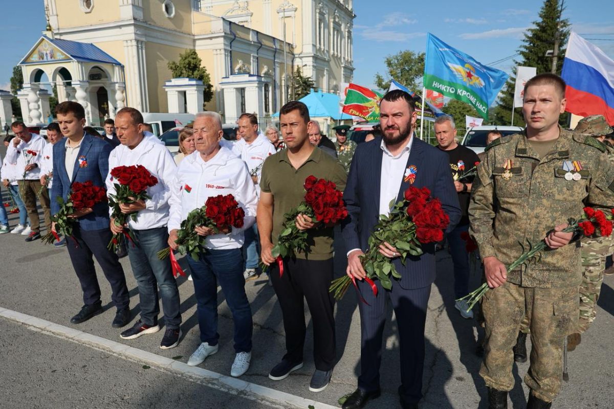 Депутаты Липецкого облсовета в Ельце встретили участников патриотического автопробега