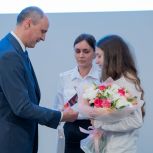 Денис Паслер вручил первые паспорта уральским школьникам