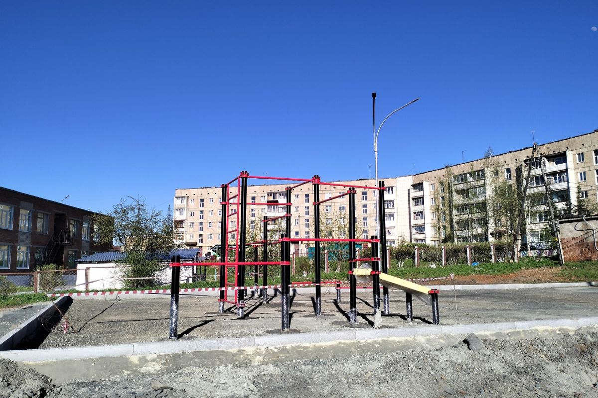 В рамках партийного проекта «Единой России» «Городская среда» на новой спортплощадке на улице Калинина в Бакале установлено спортивное оборудование