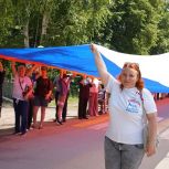 В День России 50-метровый триколор развернули в Зональном районе