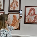 «Сильные духом»: выставка портретов матерей и вдов участников СВО открылась в Барнауле