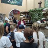 Активистка партпроекта «Женское движение Единой России» проводит для школьников экскурсии в краеведческий музей