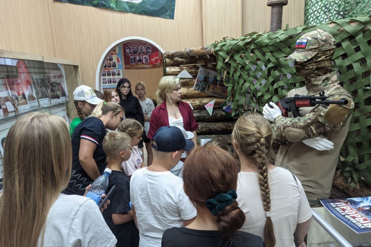 Активистка партпроекта «Женское движение Единой России» проводит для школьников экскурсии в краеведческий музей