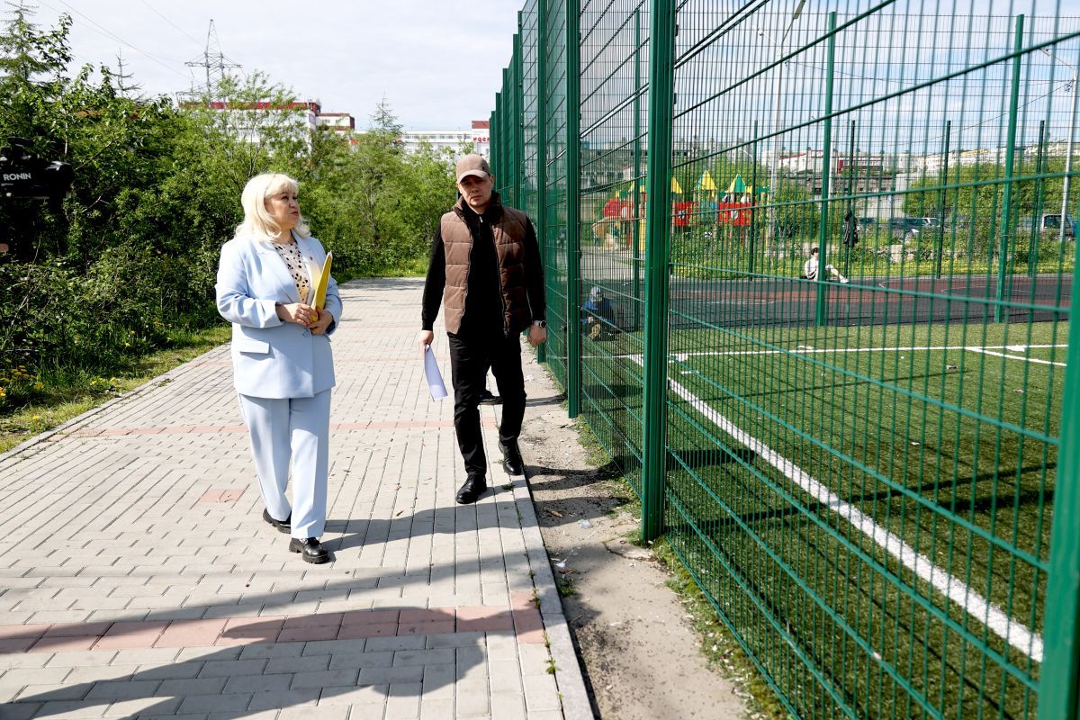 «Единая Россия» проверила состояние спортивных площадок Магадана