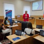 «Единая Россия» организовала для мурманских студентов экскурсию в облдуму