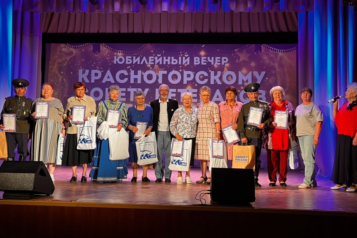 Еманжелинские единороссы в рамках партийного проекта «Старшее поколение» поздравили с 70-летним юбилеем Совет ветеранов поселка Красногорский