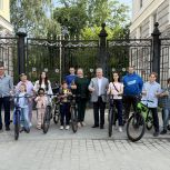 Пусть катаются с удовольствием, особенно в такую прекрасную погоду! — Николай Воробьев о подарке для детей из многодетной семьи