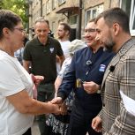 Владимир Якушев и Денис Пушилин вручили ключи от восстановленных квартир жителям Авдеевки