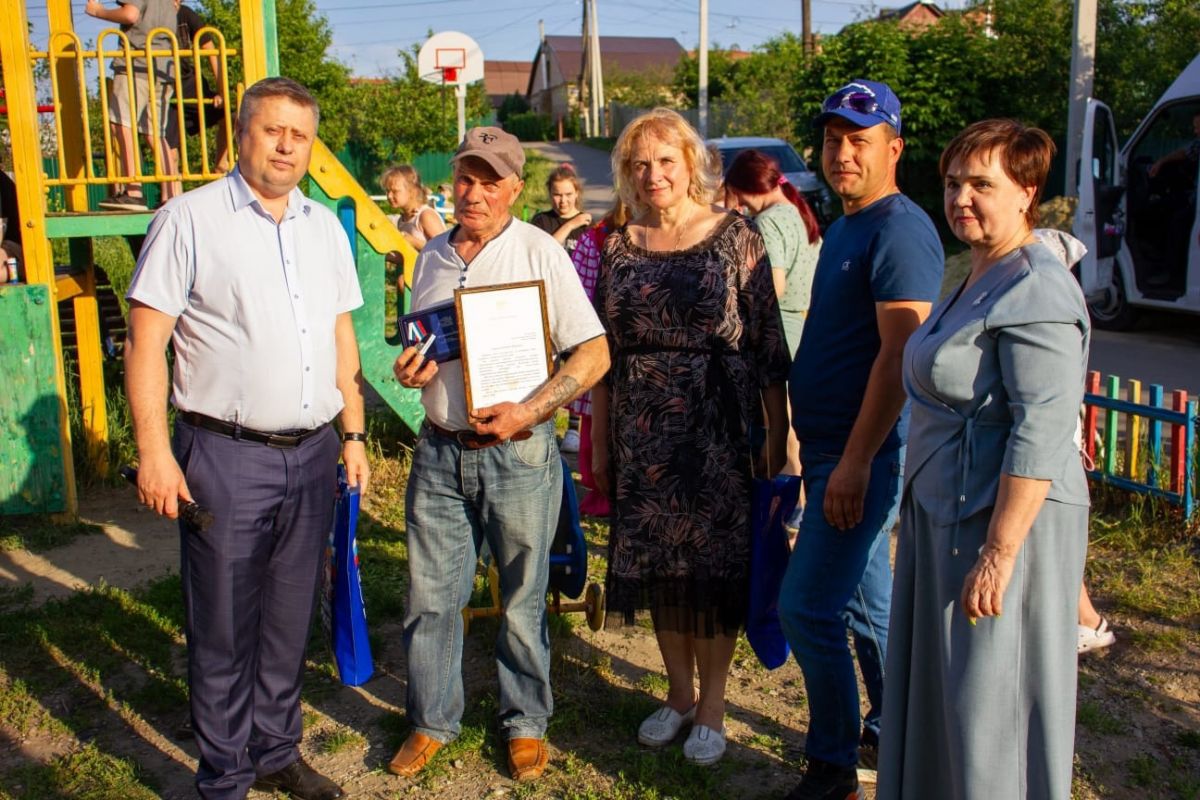 В День защиты детей вручили медаль «Отец солдата»