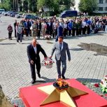 В Снежинске единороссы почтили память павших воинов минутой молчания