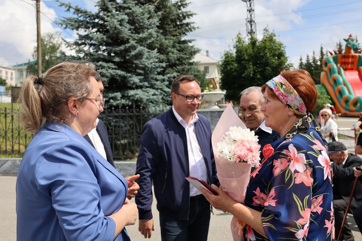 Медали «Семейное счастье» вручили единороссы в нязепетровске