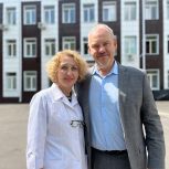 Александр Окунев поздравил врачей калужских больниц с Днем медработника