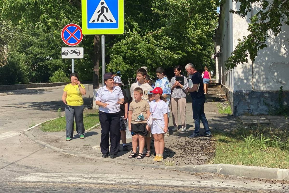 В рамках партийного проекта «Единой России» «Безопасные дороги» воспитанники станции юного техника в Херсонской области дали старт акции «Обрати внимание!»