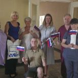 В ДНР активисты «Единой России» навестили в госпитале Ясиноватой раненых бойцов и передали помощь жительнице Марьинки