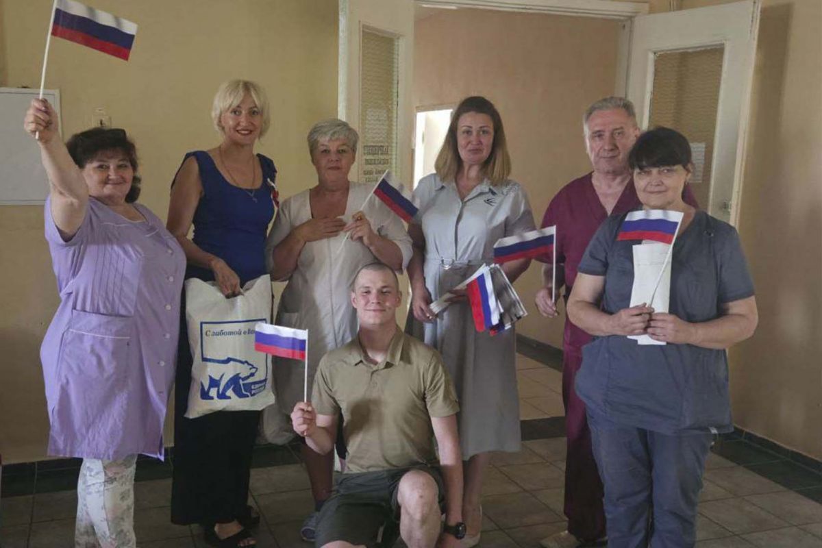 В ДНР активисты «Единой России» навестили в госпитале Ясиноватой раненых бойцов и передали помощь жительнице Марьинки