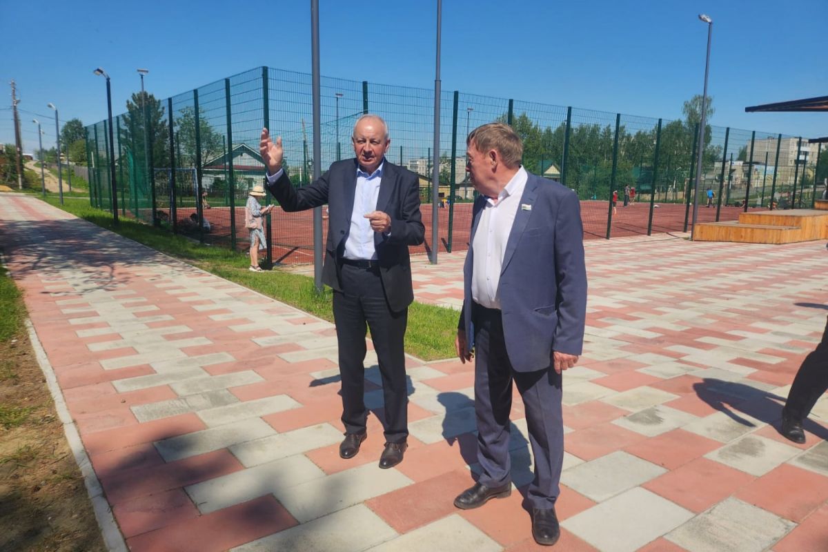 Валентин Лаппо проверил состояние детской площадки, благоустроенной в 2023 году