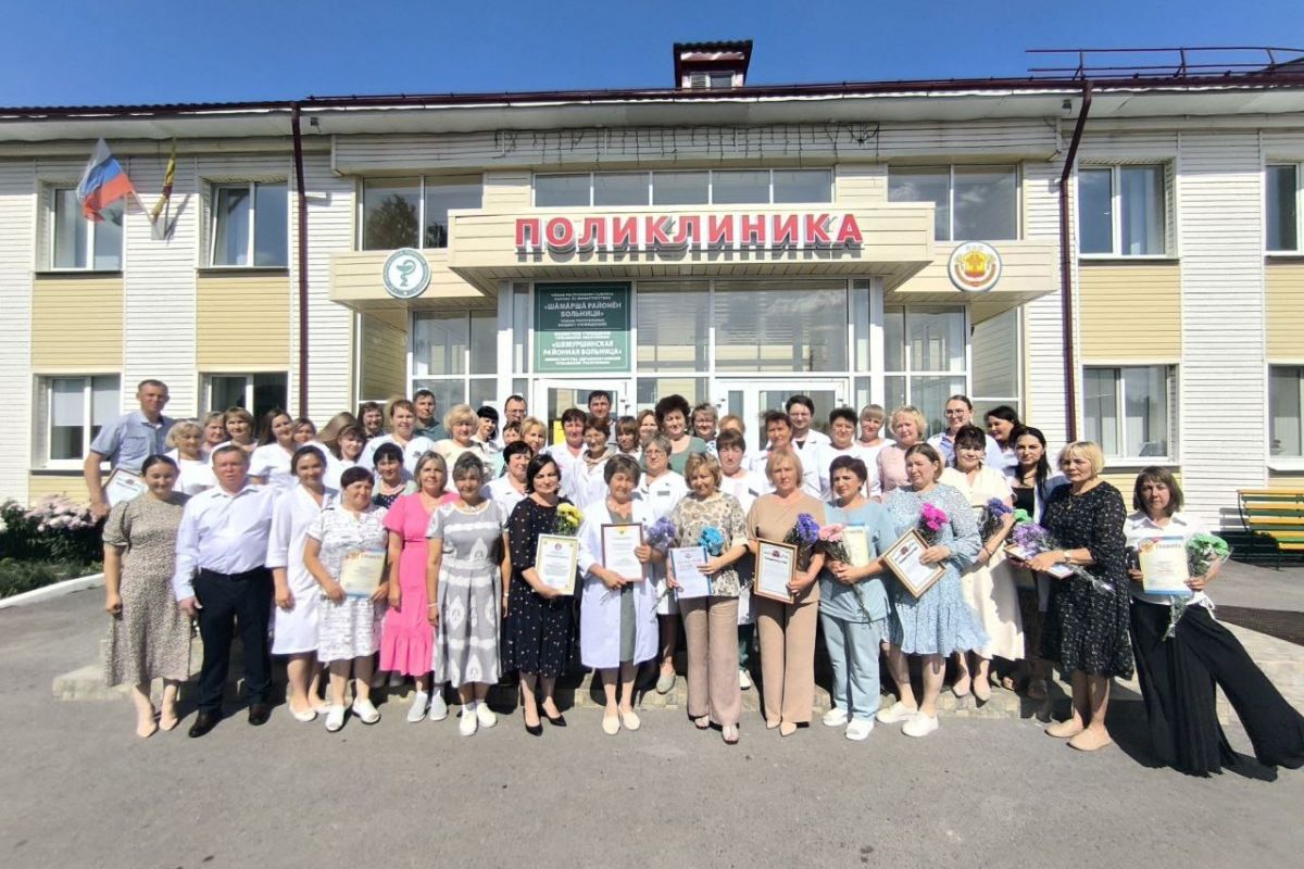 Шемуршинские единороссы поздравили медиков с профессиональным праздником