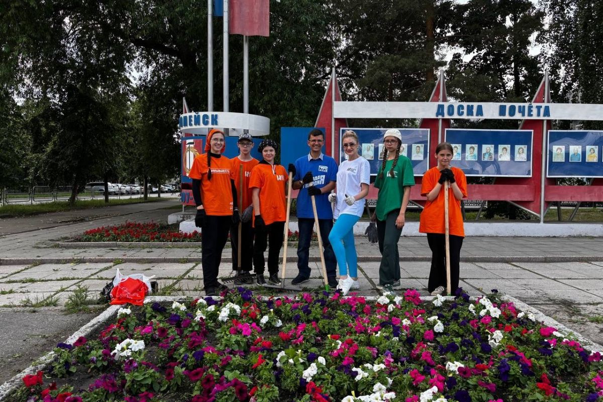«Чистота и порядок: Активисты «Молодой Гвардии» приводят в порядок Доску Почета»