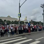 В Москве активисты МГЕР и «Волонтёрской Роты» выразили протест против проведения посольского приёма в Москве в честь дня рождения Короля Великобритании