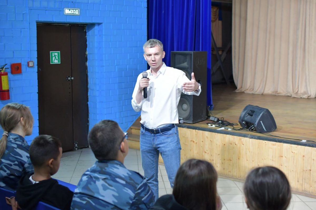 Депутаты Челябинской городской Думы от партии «Единая Россия» Тракторозаводского местного отделения проводят встречи с учащимися