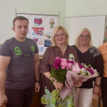 Активисты Ленинского местного отделения партии поздравили медиков