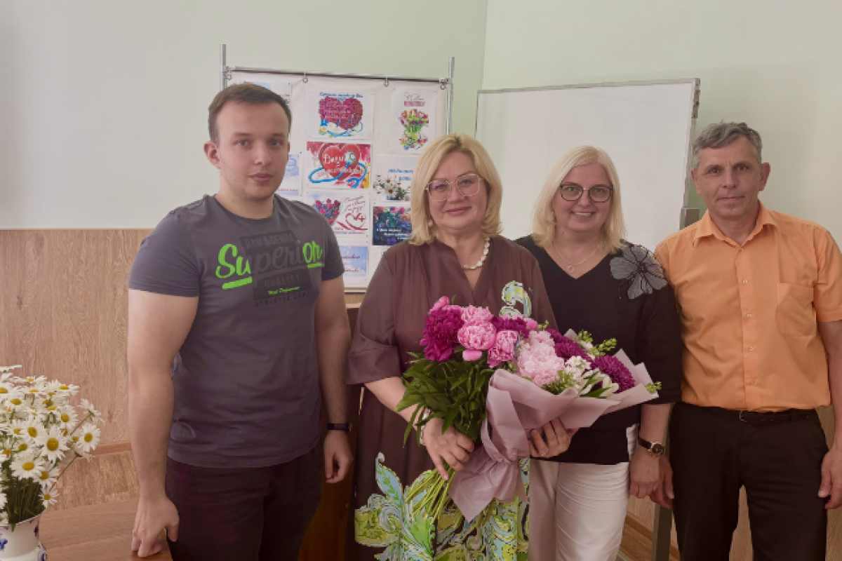 Активисты Ленинского местного отделения партии поздравили медиков