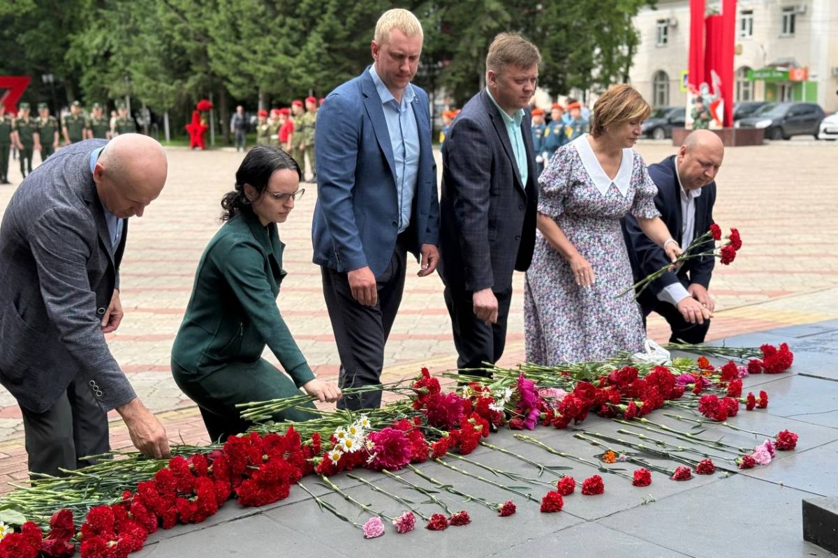 Депутаты приняли участие в торжественном возложении цветов, приуроченном ко Дню памяти и скорби