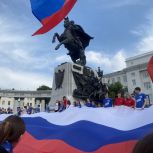 Как символ гордости: в центре Уфы развернули огромный триколор