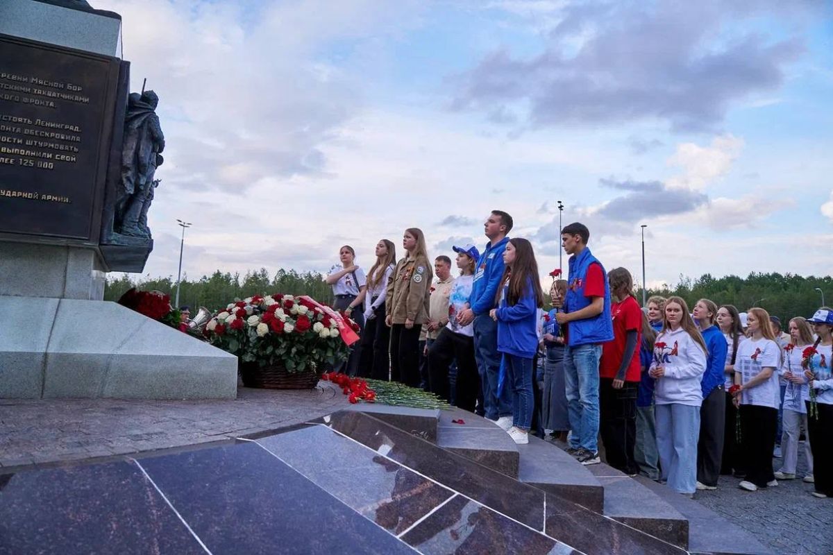 Возложение цветов к памятнику Погибшим при защите Отечества на М-11