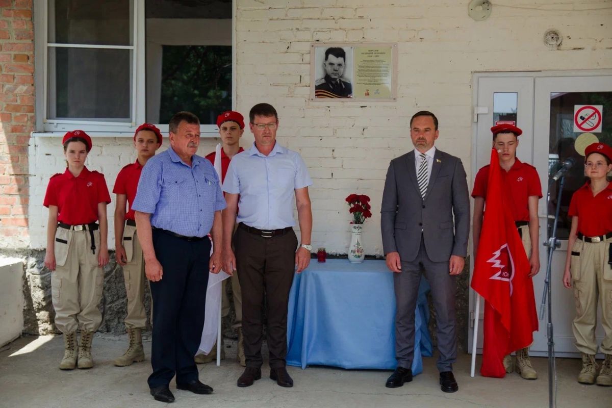 При поддержке «Единой России» в Мартыновском районе открыли мемориальную табличку генералу-майору Анатолию Петровичу Морозову