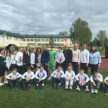 Павел Федяев передал кузбасским школьникам мячи и форму для волейбола