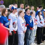 Возложение цветов к памятнику Погибшим при защите Отечества на М-11