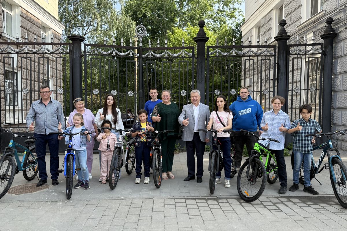 Пусть катаются с удовольствием, особенно в такую прекрасную погоду! — Николай Воробьев о подарке для детей из многодетной семьи