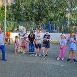 Жители одного из дворов Центрального района собрались вместе, чтобы отметить традиционный «Праздник двора», организованный членом центрального местного отделения партии «Единая Россия», Александром Казаковым
