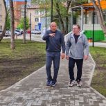 Секретарь Центрального местного отделения партии «Единая Россия» Виктор Ереклинцев вместе с членом партии Александром Казаковым осмотрел недавно благоустроенный сквер рядом с домом №34 на улице Воровского в Челябинске