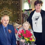 Антонине Ивановне Ермаковой из Шиловского района вручили юбилейную медаль к 80-летию Победы