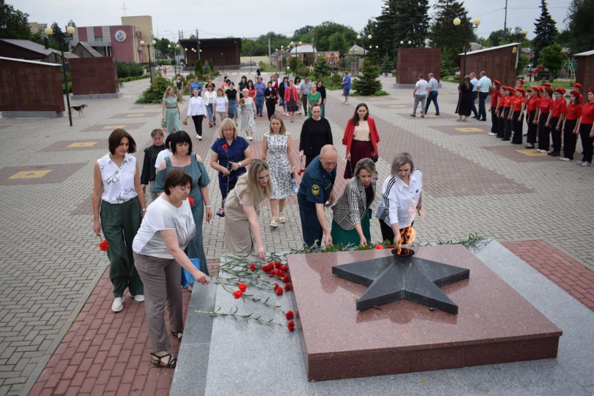 Единороссы Ростовской области приняли участие в памятных акциях в День памяти и скорби