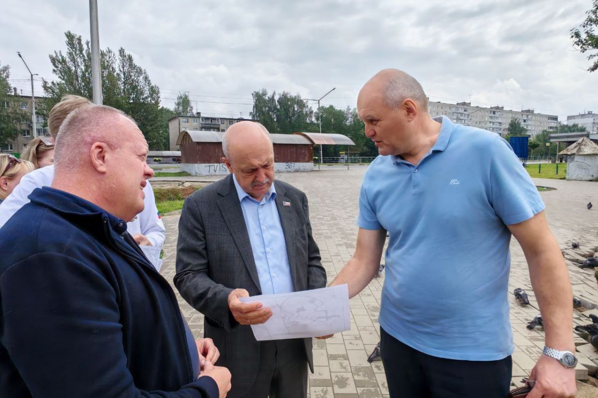 Депутаты осмотрели благоустройство парка Судостроителей
