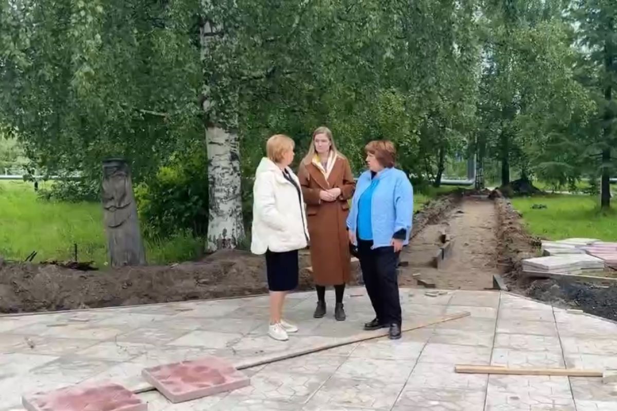 В поселке Уемский продолжается благоустройство пешеходной дорожки «Берегиня»