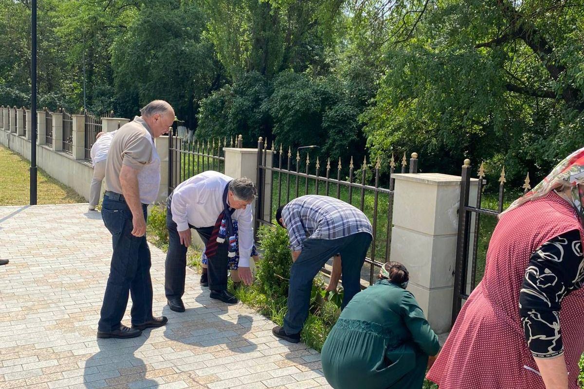 В Малгобеке прошел субботник по благоустройству Мемориала Славы