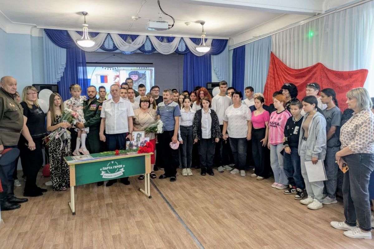 При поддержке «Единой России» в Шахтах открыли «Парту Героя» в честь участника СВО Александра Эдуардовича Иовича