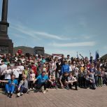 «Утро на Камчатке начинается с зарядки!»: спортивная зарядка в центре города, организованная при содействии «Единой России», собрала несколько сотен любителей спорта