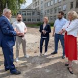 Члены фракций «Единой России» в Рязанской областной и городской Думе проверили ход работ в Парке Морской Славы и школе №35