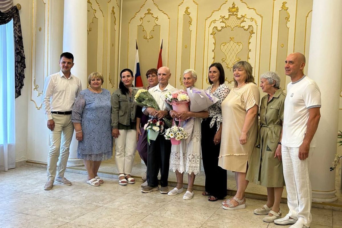 Супруги Хомяковы отметили железную свадьбу в загсе Ленинского района